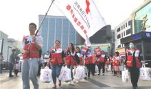 红十字走进郑州火车站 慰问一线执勤民警