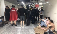 郑州红十字蓝天应急救援队队员：电话被打爆！连夜把1号线地铁口300多名被困乘客转运出去